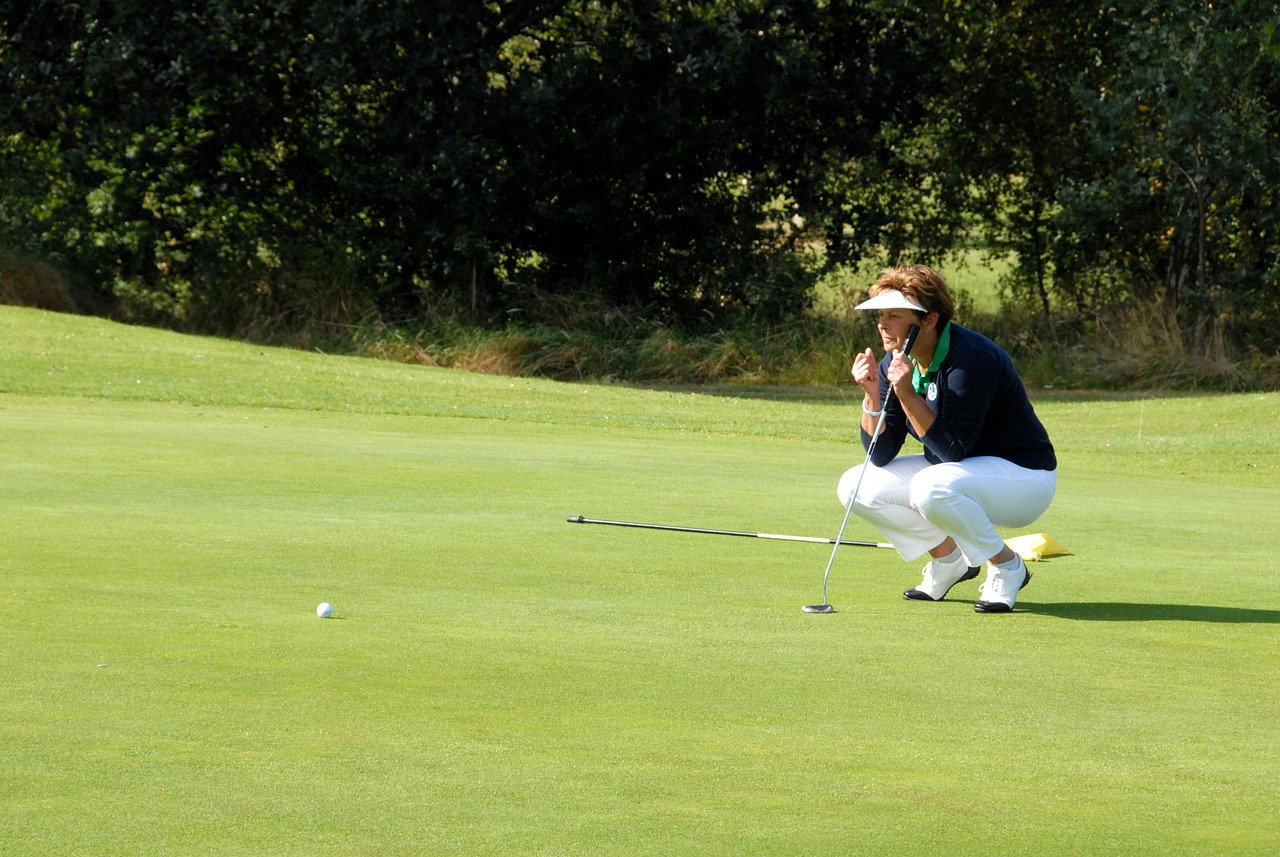 夏のゴルフでサングラスを着用してプレーするイメージ